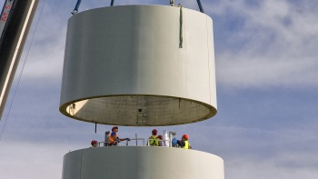 Aufbau eines Turmsegments im Windpark Saar, Freisen (Bild Horst Schulz) Windkraftanlage - Turm