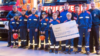 Die Freiwillige Feuerwehr Alt Saarbrücken freut sich über den Spenden-Scheck der co.met (Bild co.met). Die Freiwillige Feuerwehr Alt Saarbrücken freut sich über den Spenden-Scheck der co.met (Bild co.met).