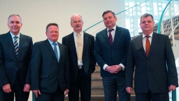 Dr. Falk Ihrig (Stadtwerke Saarbrücken Beteiligungsgesellschaft), Thomas Brach (Gemeindewerke Kleinblittersdorf), Stephan Strichertz (Bürgermeister der Gemeinde Kleinblittersdorf), Peter Edlinger und Dr. Thomas Severin (Stadtwerke Saarbrücken) beim Partn Dr. Falk Ihrig (Stadtwerke Saarbrücken Beteiligungsgesellschaft), Thomas Brach (Gemeindewerke Kleinblittersdorf), Stephan Strichertz (Bürgermeister der Gemeinde Kleinblittersdorf), Peter Edlinger und Dr. Thomas Severin (Stadtwerke Saarbrücken) beim Partnertreffen