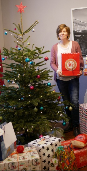 Die 70 Geschenke unter dem Weihnachtsbaum im Jugendhilfezentrum in Saarbrücken warten darauf, geöffnet zu werden. Es freut sich die Betreuerin, Silke Weber (Bild Stadtwerke Saarbrücken). Die 70 Geschenke unter dem Weihnachtsbaum im Jugendhilfezentrum in Saarbrücken warten darauf, geöffnet zu werden. Es freut sich die Betreuerin, Silke Weber (Bild Stadtwerke Saarbrücken).