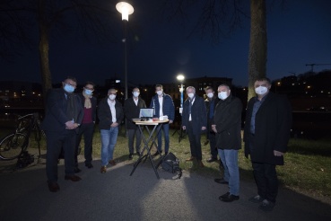 Oberbürgermeister Uwe Conradt mit Vertretern der beteiligten Unternehmen. Image