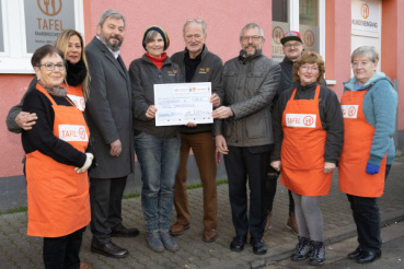 Scheckübergabe Tafel - Von links: Carmen Belmonte, Hanne Pohl, Peter Edlinger, Alexandra Moser, Uwe Bußmann (Vorstand Tafel), Franz-Josef Johann, Sascha Blume, Olga Kosmina, Monika Deutsch Image