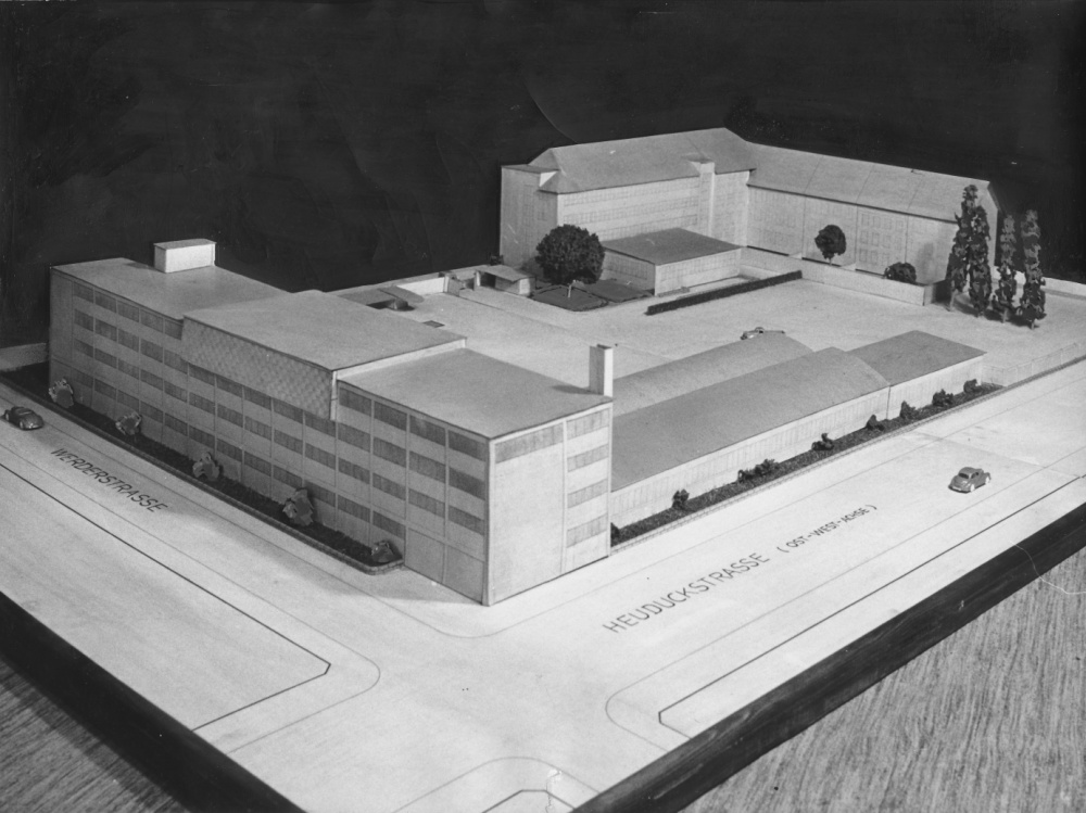 Das Werkstattgebäude in der Werderstraße wird 1955 errichtet. In diesem Gebäude ist neben anderen Abteilungen wie dem Kasino und der Kantine auch die Zählertechnik untergebracht. Das Werkstattgebäude in der Werderstraße wird 1955 errichtet. In diesem Gebäude ist neben anderen Abteilungen wie dem Kasino und der Kantine auch die Zählertechnik