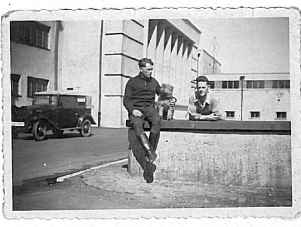 Wasserwerk Rentrisch, um 1940 – mit Dienstfahrzeug im Hintergrund Wasserwerk Rentrisch um 1940, mit Dienstfahrzeug im Hintergrund