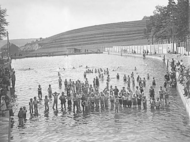 Freibad Dudweiler, 1925 – Die Ausstattung des Bades wirkte im 1. Jahr nach Eröffnung etwas spartanisch. Im Hintergrund die noch unbebaute Anhöhe zu Winterbachsroth Freibad Dudweiler, 1925 Die Ausstattung des Bades wirkte im 1. Jahr nach Eröffnung etwas spartanisch. Im Hintergrund die noch unbebaute Anhöhe zu Winterbachsroth