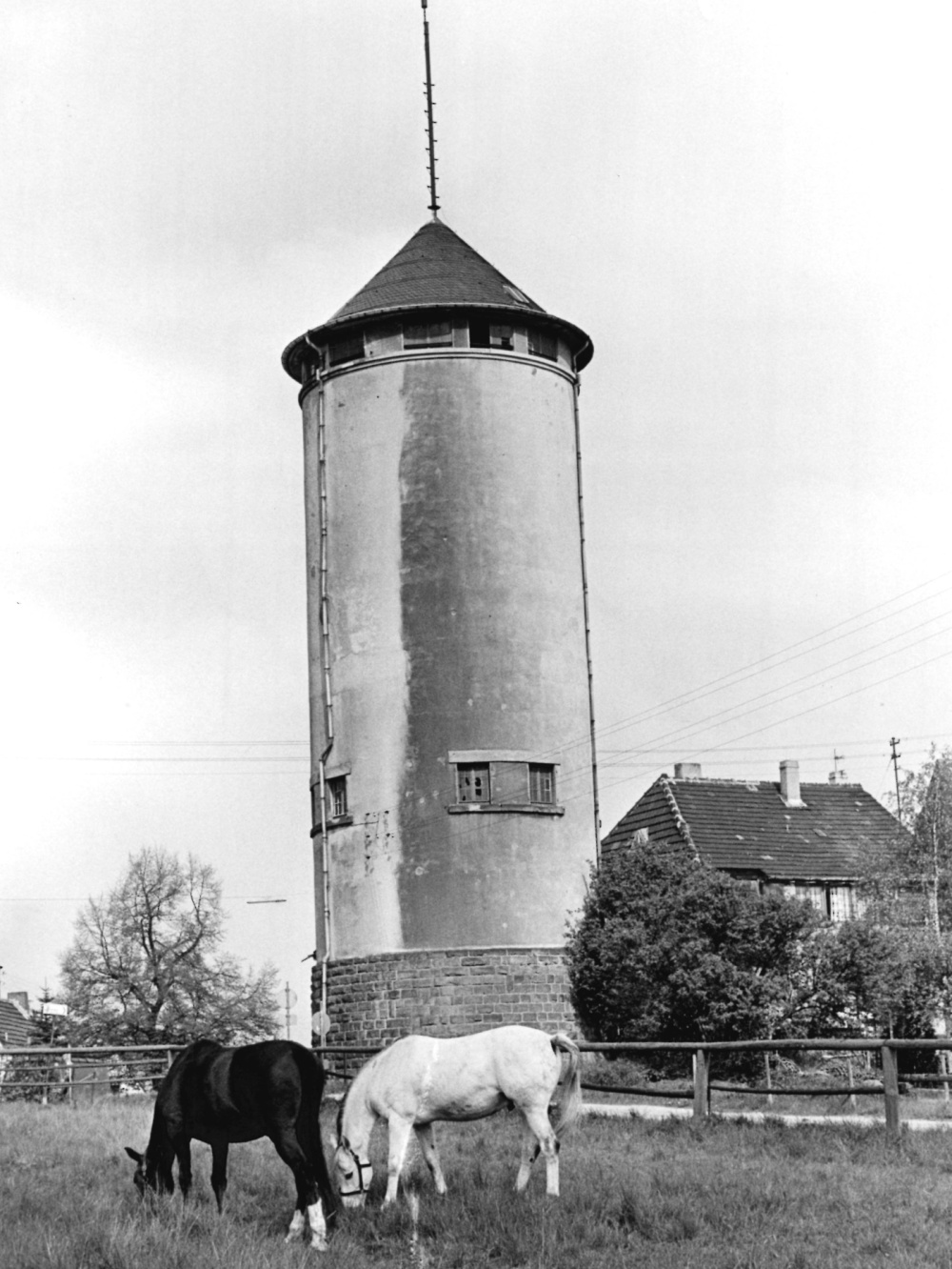 Der Wasserturm Gersweiler wird 1959 außer Betrieb genommen und 1986 von den Stadtwerken Saarbrücken mit 60.000 DM renoviert Der Wasserturm Gersweiler wird 1959 außer Betrieb gesetzt und 1986 von den Stadtwerken Saarbrücken für 60.000 DM renoviert.