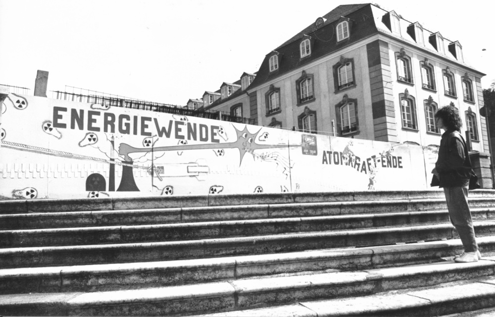 Forderung der Bevölkerung nach Atomausstieg, hier vor dem Saarbrücker Schloss Forderung der Bevölkerung nach Atomausstieg, hier vor dem Saarbrücker Schloss