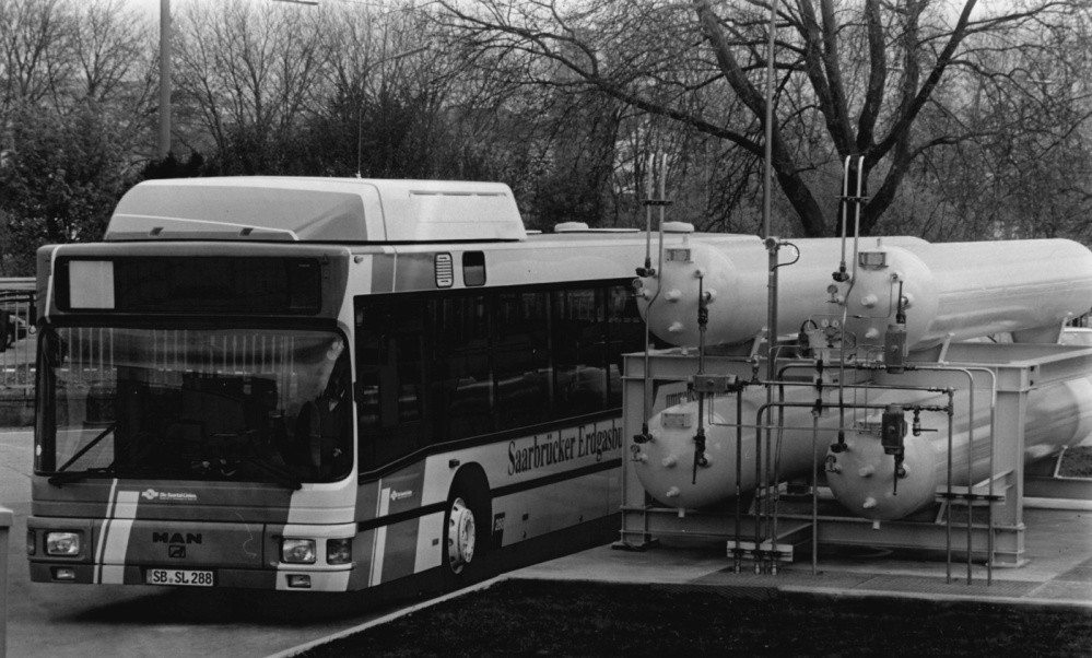 1995 Inbetriebnahme der Erdgastankstelle auf dem Busbetriebshof 1995 Inbetriebnahme der Erdgastankstelle auf dem Busbetriebshof
