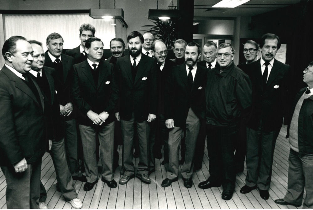 Kaufmännische Außendienstmitarbeiter im neuen Dienstdress, 1987 Kaufmännische Außendienstmitarbeiter im neuen Dienstdress, 1987