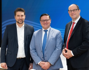 Oberbürgermeister Uwe Conradt mit dem neuen Konzerngeschäftsführer Ivars Gludausis und Karsten Nagel Image