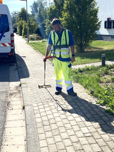 Mit einem hochgenauen Messgerät überprüfen die Stadtwerke Saarbrücken das Gasversorgungsnetz. Image