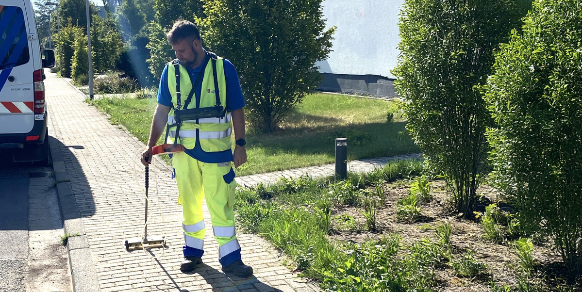 Mit einem hochgenauen Messgerät überprüfen die Stadtwerke Saarbrücken das Gasversorgungsnetz. Mitarbeiter der Stadtwerke Saarbrücken läuft mit einem hochgenauen Messgerät das Gasnetz ab, um es auf Lecks zu überprüfen.